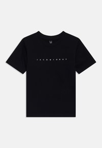 Svart bomull t-skjorte med rund hals og korte ermer. Har hvit tekst "JACK & JONES" trykket over fronten.