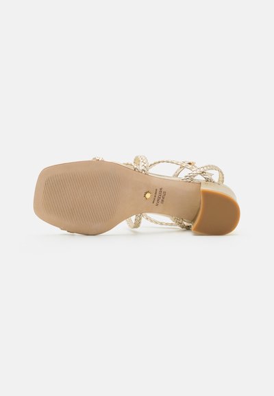 Stuart Weitzman WOVETTE ANKLE STRAP - Sandaler - light gold