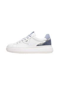 Basket en cuir blanc avec un talon en daim bleu clair et des accents argentés. Comprend des lacets plats, une semelle blanche épaisse et des détails cousus.