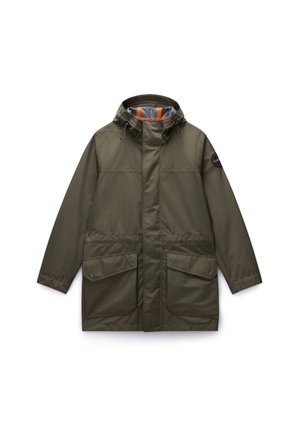 Olijfgroene waterdichte parka met een capuchon, twee voorzakken en een contrasterende oranje binnenvoering. Bevat trekkoorden en een merkpatch.