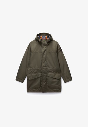 Parka impermeable de color verde oliva con capucha, dos bolsillos frontales y forro interior naranja contrastante. Cuenta con cordones y parche de logo.