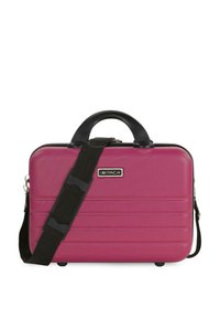 Maletín rígido rosa con un exterior texturizado, un asa negra y una correa de hombro negra ajustable, con cierre de cremallera y pies en la parte inferior.