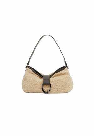 Sac à bandoulière avec extérieur en fausse peau d’agneau beige, sangle en cuir marron foncé et détail de boucle en cuir assorti sur le devant.