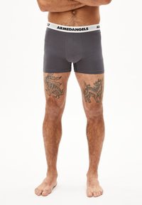 Dunkelgraue Herrenboxershorts mit einem weißen Markenbund. Hergestellt aus weichem Stoff, mit einer engen Passform und einer glatten Textur.