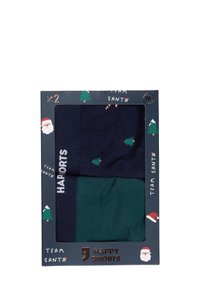 Twee-pack van shorts in marineblauw en teal. Marineblauw heeft kleine boompatronen en de tekst "HAPPORTS"; teal is effen. Doos versierd met feestelijke motieven.