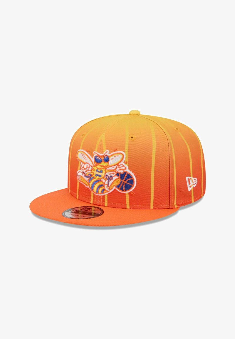 Orange-gelber Gradient-Snapback-Cap mit einem gestickten Bienen-Maskottchen, das einen Basketball hält, und einem vertikalen Streifenmuster auf der Vorderseite.