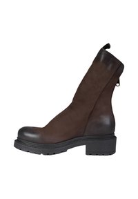 Stivaletto alla caviglia in pelle marrone con texture liscia, punta arrotondata e suola nera spessa. Presenta una cerniera posteriore per indossarlo facilmente.