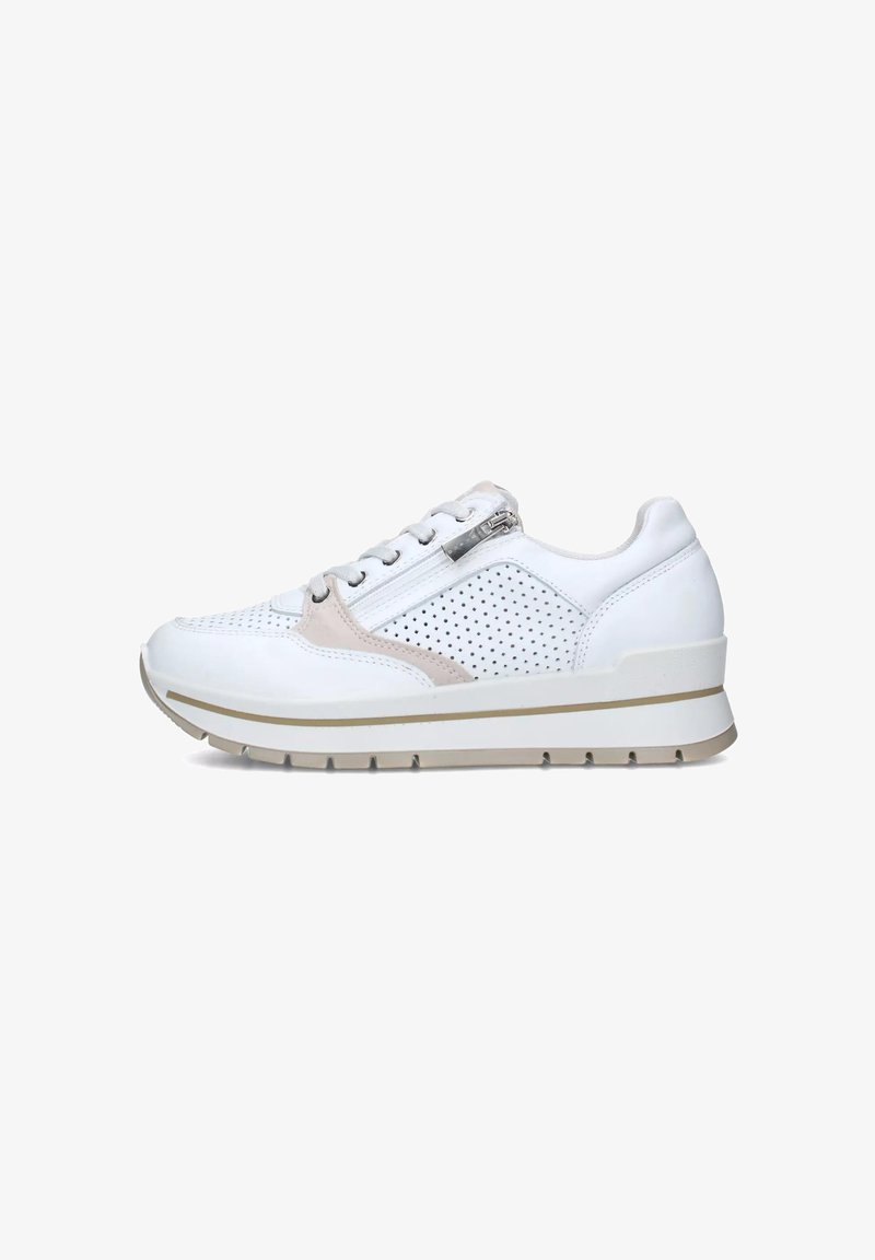 Sneaker bianco in pelle perforata, con dettagli beige e una zip argentata. Suola spessa bianca con una sottile striscia beige. Forma arrotondata.