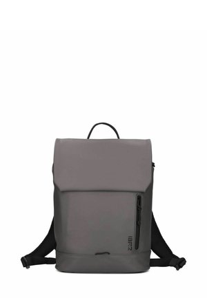 Zaino impermeabile grigio con chiusura a patta, tasca frontale con zip e spallacci imbottiti e regolabili. È dotato di maniglia superiore per un facile trasporto.