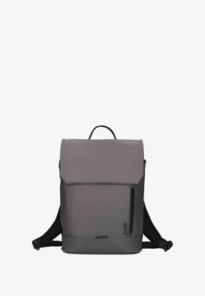 Grijze waterdichte rugzak met een klep sluiting, een voorvak met ritssluiting en gewatteerde, verstelbare schouderbanden. Beschikt over een handvat aan de bovenkant voor gemakkelijk dragen.