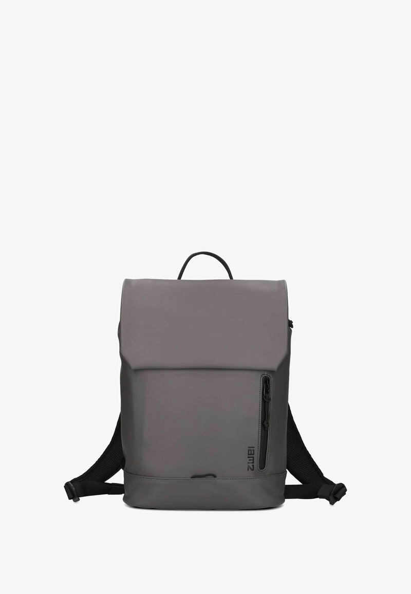 Sac à dos imperméable gris avec une fermeture à rabat, une poche avant zippée et des bretelles rembourrées et ajustables. Il dispose d'une poignée supérieure pour un transport facile.