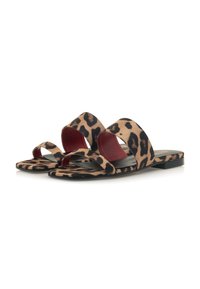 Sandalias deslizantes de estampado de leopardo con dos correas anchas, suelas de goma negra y una textura suave, con acentos rojos en el forro interior.