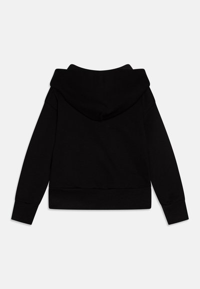 Schwarzer Kapuzenpullover mit glatter Textur, gerippten Bündchen und Saum. Verfügt über eine abgerundete Kapuze und minimale Nähdetails auf der Rückseite.