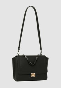 Borsa a tracolla in pelle nera con design strutturato, tracolla a catena d'argento e chiusura in metallo dorato. Presenta una texture liscia e una forma angolare.