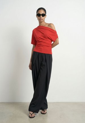 HYPEDROP, Off-shoulder HDEMMA DRAPED - Print T-shirt - valiant poppy