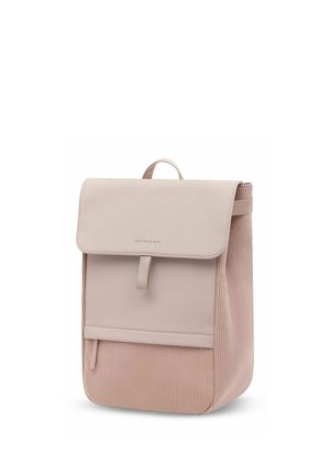 Sac à dos rectangulaire rose doux avec fermeture à rabat, poignée supérieure et logo discret "KAPTEN & SON" sur le rabat.