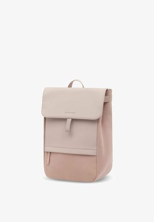 Sac à dos rectangulaire rose doux avec fermeture à rabat, poignée supérieure et logo discret "KAPTEN & SON" sur le rabat.