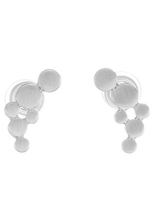 Srebrne naušnice s višestrukim kružnim elementima različitih veličina i tekstura, raspoređene u nepravilnom dizajnu s elegantnom završnom obradom.