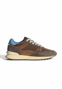 Baskets en suede marron avec une semelle intermédiaire lisse, des superpositions texturées, des accents bleu clair et des lacets beiges. La vue de côté met en valeur le design superposé.