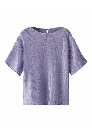 Haut lavande à manches courtes en tissu texturé avec des motifs ondulés ; encolure ronde avec une petite ouverture en forme de clé au dos.