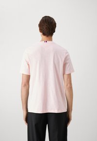 Tommy Hilfiger ARCHED TEE - T-shirts med print - pink crystal