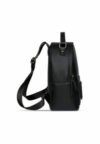 Mochila de cuero negro con acabado texturizado, correa ajustable, múltiples bolsillos con cremallera y un asa superior resistente para llevar.