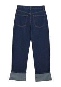 Jeans en denim bleu foncé avec une coupe décontractée, présentant un ourlet retroussé, cinq poches et des coutures contrastées.