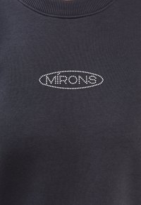 Donkergrijze sweatshirt met een geribbelde ronde hals en een decoratief ovaalpatroon van kleine kristallen met het woord "MRONS."