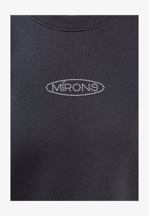 Dunkelgrauer Sweatshirt mit einem gerippten Rundhalsausschnitt und einem dekorativen ovalen Muster aus kleinen Kristallen, das das Wort "MRONS" zeigt.