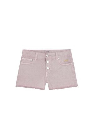 Pantalones cortos de mezclilla color lila claro con dobladillos deshilachados, tres botones frontales plateados, pasadores para cinturón y un pequeño logo bordado en el bolsillo derecho.