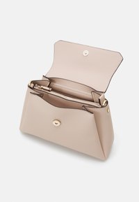 Borsa beige con una forma strutturata, texture liscia, dettagli in metallo dorato e chiusura a scatto sicura; l'interno presenta una tasca con zip.