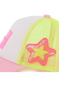 Μπερέ μπέιζμπολ με ροζ γείσο, λευκό μπροστινό μέρος και πλευρές από δίχτυ νέον κίτρινου χρώματος. Διακοσμημένο με ροζ αστέρι υφής στολισμένο με παγιέτες.