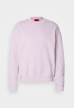 Felpa rosa chiaro realizzata in misto cotone, con colletto a coste, orlo elasticizzato e logo "HUGO" in rilievo sul davanti.