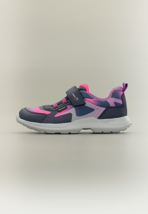 Dziecięce buty sportowe w odcieniach szarości, fioletu i różu z białą podeszwą i paskiem na rzep na neutralnym tle.