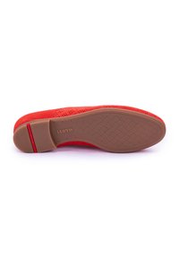 Zapato de gamuza roja con diseño perforado, suela de goma marrón con textura antideslizante y branding sutil en el lateral.
