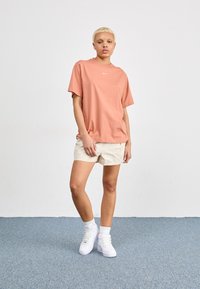 Nike Sportswear TEE - Navadna majica - terra blush