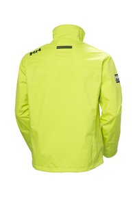 Chaqueta de lluvia amarilla de alta visibilidad con cuello alzado, detalles en negro y un material waterproof liso. Presenta una marca en el hombro.