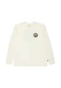 Langarmiges, weißes Crewneck-Shirt mit kleinem, rundem, farbenfrohem Natur-Themen-Logo auf der linken Brust.
