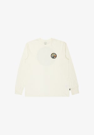 Pikad varrukad, valge ümar kaelusega särk, mille vasakul rinnal on väike ümar värvikas looduseteemaline logo.