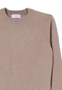 Maglione lavorato a maglia beige con scollo a girocollo, polsini e orlo a costine, e un sottile ricamo del logo sul petto. Texture morbida e design informale.