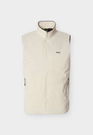 Ärmellose, cremefarbene Weste mit hohem Kragen, Frontreißverschluss, seitlichen Reißverschlusstaschen und schwarzem "BOSS"-Logo auf der linken Brust.