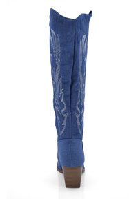 Botas vaqueras de mezclilla azul con cañas altas que presentan patrones de alas bordados en plata, tacones marrones apilados y una puntera ligeramente redondeada.