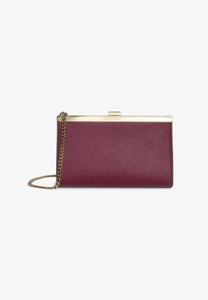 Bordeauxfarbige Leder-Clutch mit goldenem Metallrahmen und Kettenriemen, rechteckige Form, Verschluss oben, vor weißem Hintergrund gezeigt.