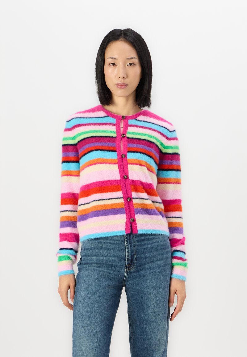 Gestreepte cardigan in zacht, donzig materiaal. Kenmerkt zich door levendige kleuren: roze, blauw, groen en oranje. Zeven knopen aan de voorkant, ronde halslijn.
