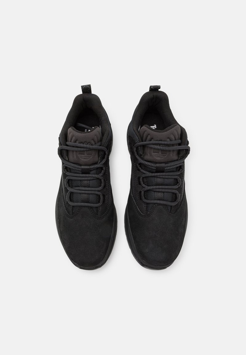 Scarpe sportive nere con tomaia testurizzata, punta rotonda e lacci elastici; presentano un colletto e una linguetta imbottiti per il comfort.