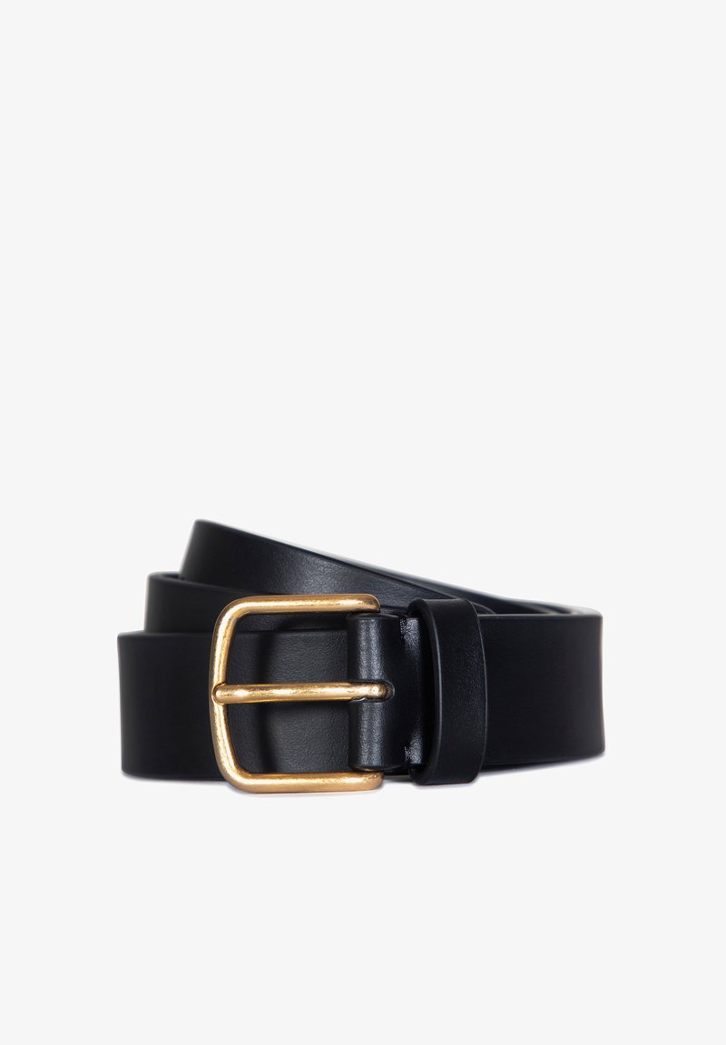 Ceinture en cuir noir à texture lisse, avec une boucle rectangulaire en métal doré. La ceinture est enroulée.