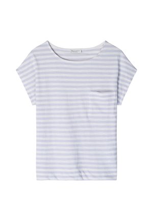 Krótki rękaw, jasnoniebiesko-biała koszulka w poziome paski z okrągłym dekoltem i małą kieszonką na lewej piersi.