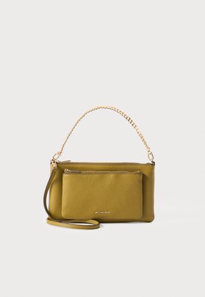 Żółto-zielona skórzana kopertówka na nadgarstek z uchwytem w formie złotego łańcuszka i przednią kieszonką na zamek, logo Michael Kors na przedniej kieszeni.