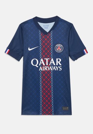 Maglia da calcio navy con dettagli geometrici rossi e bianchi, colletto rotondo, logo Nike e branding di Qatar Airways. Maniche corte con accenti della bandiera francese.