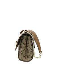 Borsa a tracolla in pelle marrone con tracolla a catena, con un interno beige a motivo, base piatta e forma rettangolare strutturata.